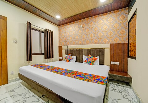 FabHotel Starlight Inn - 1.8km to Mahakaleshwar Jyotirlinga Temple