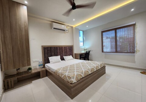 Lakhdatar Inn - 1km From Baba Dham Area