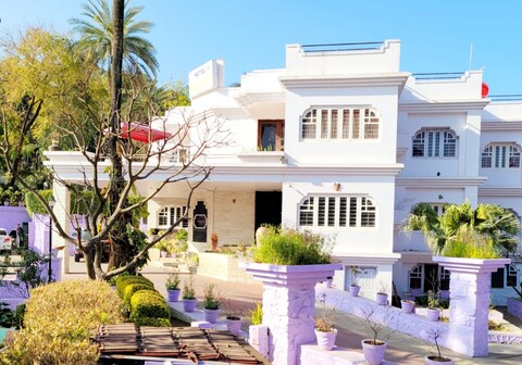 MAGANJI'S ( Pure Vegetarian ) - A COMPLETE FAMILY HOTEL