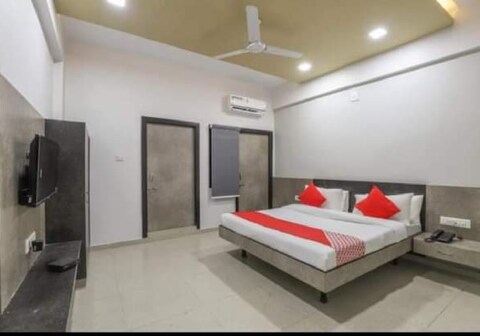 Hotel C.M Palace & Guest House