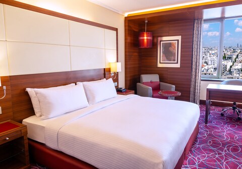 كراون بلازا عمان فندق تابع لمجموعة فنادق آي إيتش جي