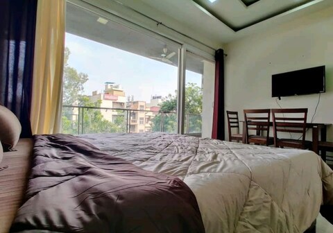 Westay Premium Private Studio Apt w/ WiFi,Lift & King Bed