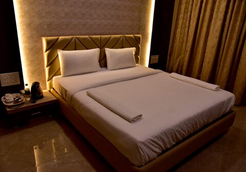Hotel Royal Executive ( 23 Km from Vitthal Temple )