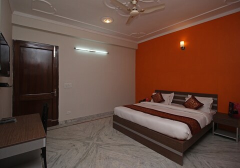 Hotel O 9075 Petals Inn