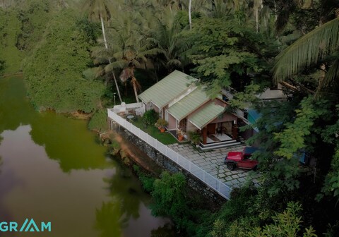 Riverside Villa by Tentex