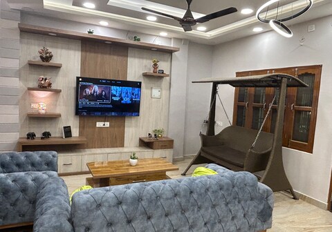 Stay by the Lake | Stylish Home, Perfect Location