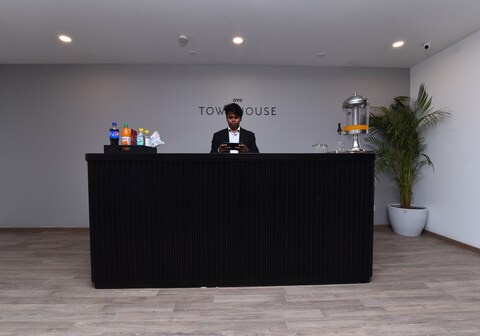 Super Townhouse Rudra Inn Near Chhatarpur Metro Station