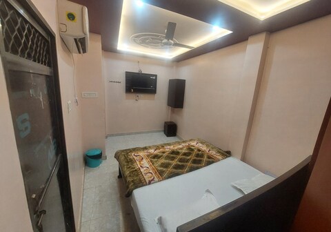 Shri Kshireshwar Palace Opposite RAM MANDIR Gate