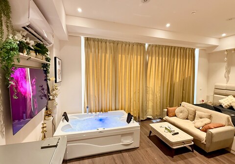 Sundowner Jacuzzi Hive 6 Studios Key Garden Patio