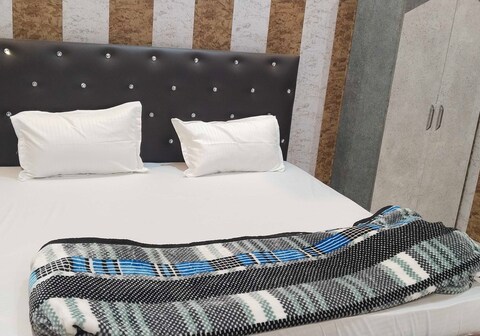 OYO Raghav hotel and banquet hall