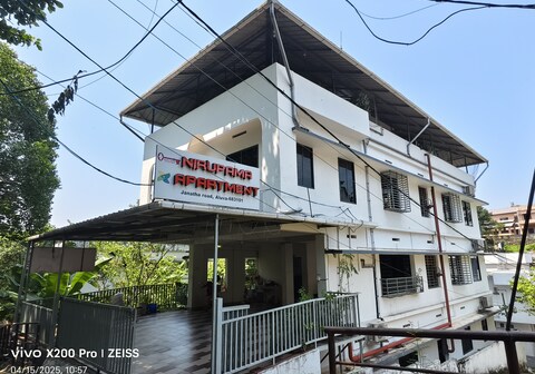 Nirupama Hotel Aluva 700 Mtr From Aluva Railway st