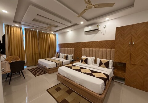 Hotel Mahadev Restaurant & Cafe