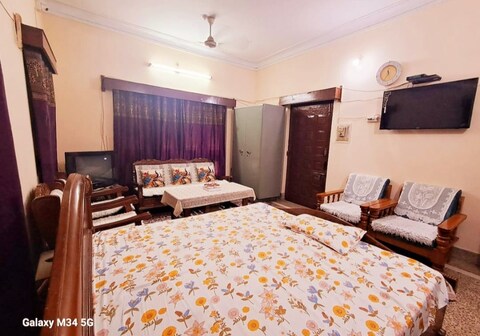 Safe & serene luxury stay @city center (1 Bhk)