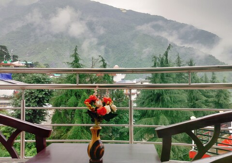 Hotel The Castle by Mountain Sparrow Adventures