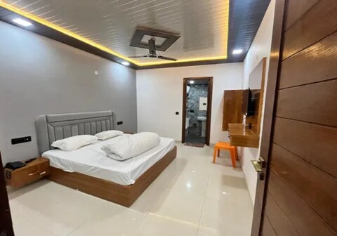 FabHotel Tuesday Suits 121