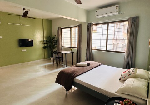 Mint:Private Spacious Suite Apartment Near Airport WiFi AC Smart Tv