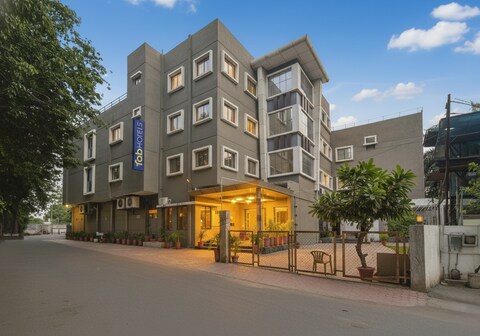 FabHotel Bee Town