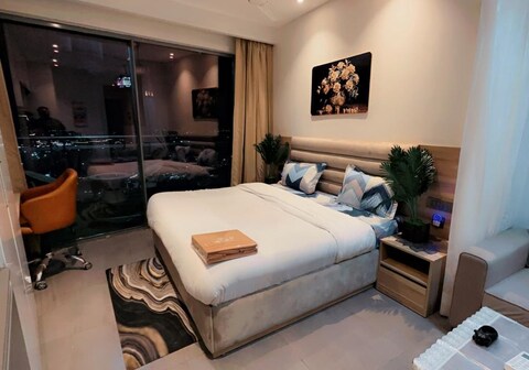 Vinis Riverside lounge