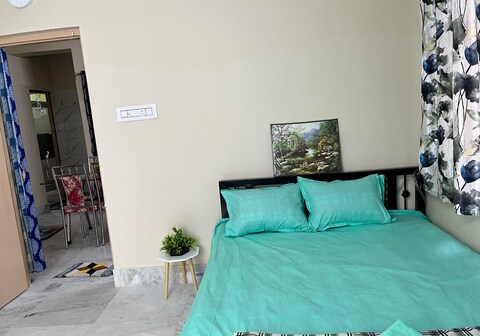 Cozy 2-Bedroom+ Kitchen + Living: Near Airport