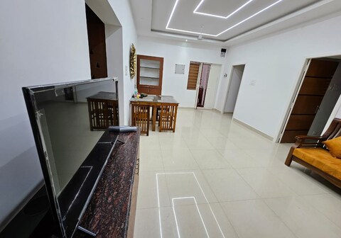 The White House Home stay F1