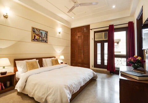 Hostie 4BHK Apartment, near Apollo, Moochand Hospital, South Delhi