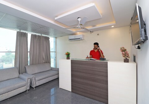 Hotel O 37918 Hotel Signature Inn