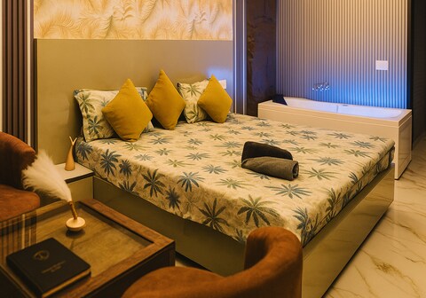 Hot Jacuzzi Studio for Cozy Winter Nights