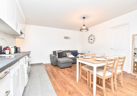 Cozy Apartment- 2BR/6P - Voltaire