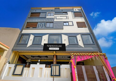 Super Townhouse Taramandal Near Sahara States