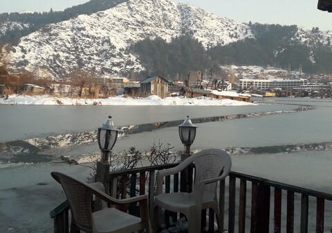 New Minar Group Of Houseboats