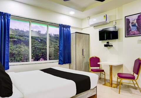 Collection O Vardhan Plaza