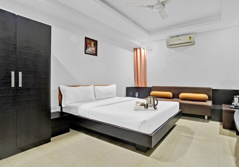 Super Townhouse Divya Palace