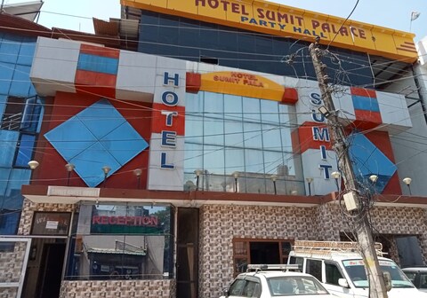 Hotel Sumit Palace