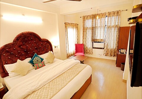 Hotel Uppal Plaza 5mins to triveni ghat