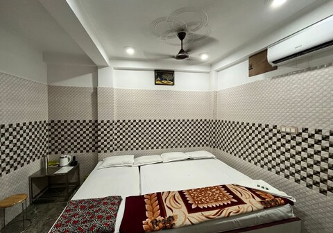 Thakur Ji P Guest House By GRB