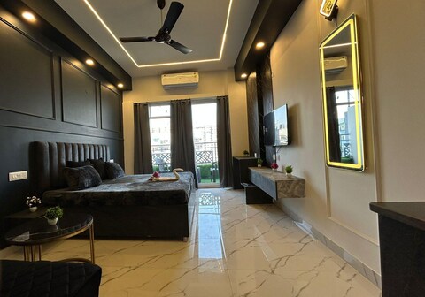 Elite Bnb Studio at Gaur City Centre