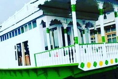 Young Bozam House Boat, Dal Lake, Srinagar Young Bozam House Boat, Dal Lake, Srinagar