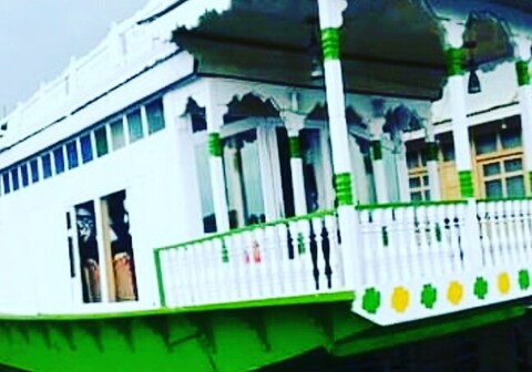 Young Bozam House Boat, Dal Lake