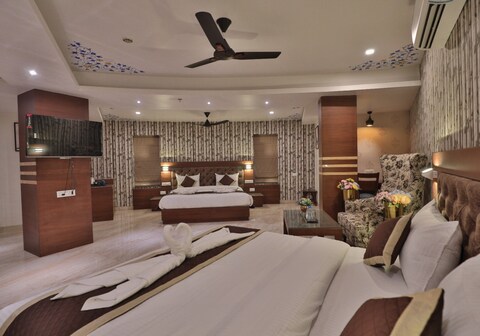 Hotel Candle Wood A Unit of A Plus Hospitality