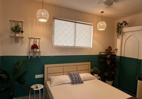 Koregaon Park Oasis Studio Room Smart TV, Wifi, AC