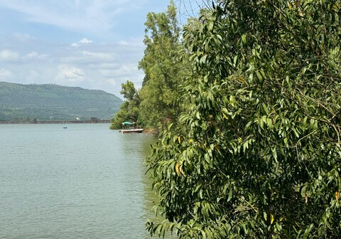 Meraki Lakeview Luxury Villa Varasgao