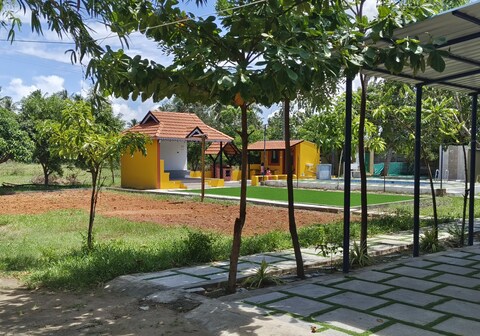 THE FARM CREST - PARTY LAWN