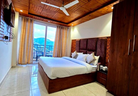 Royal Oak Near Subhash Chownk