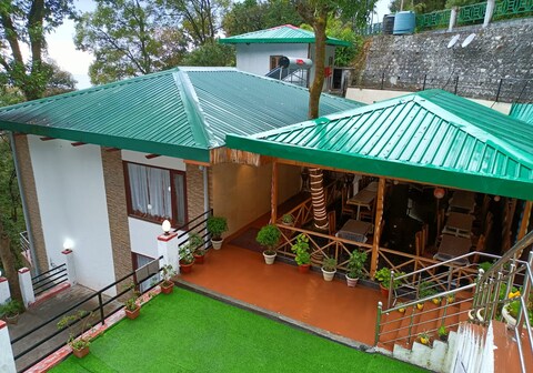 Aura Hills | Rooms & Caretaker