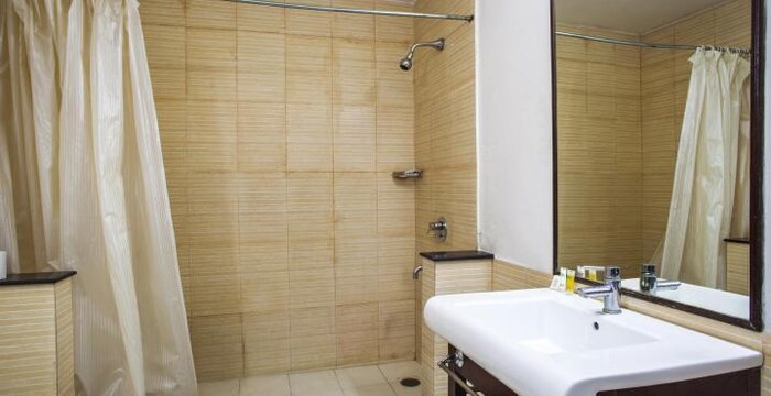 200702011254125872 hotel alasia family suite bathroom image1