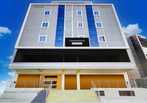 Super Townhouse LB Nagar Metro Station