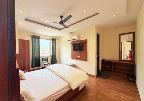 Hotel Hitam Rishikesh 2Min Walk to Parmarth Niketan