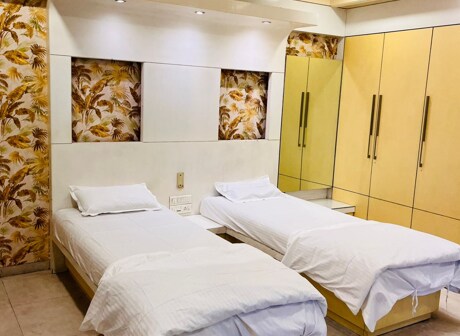 Sunflower Room | Studio Apartment