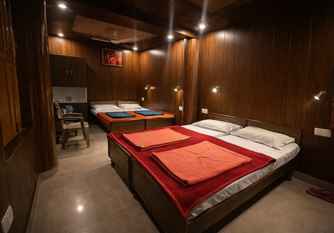 Hotel KNB Heritage(5min Walk to Shree Kashi Vishwanath Mandir)