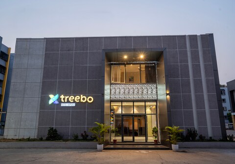Treebo Imperia, Kommadi